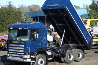 Scania R124-420 6x6 třístranný sklápěč s palet.šířkou k